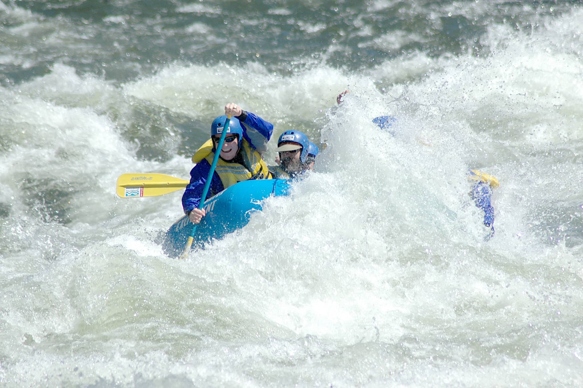 raft crashing into big wave on merced river