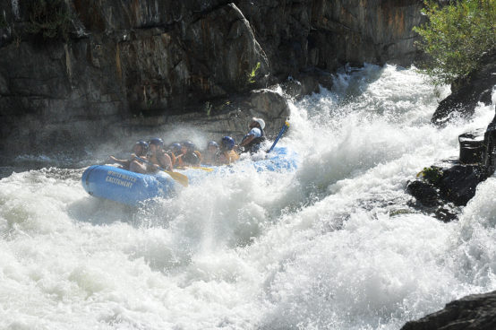 middle fork american river rafters on huge rapid